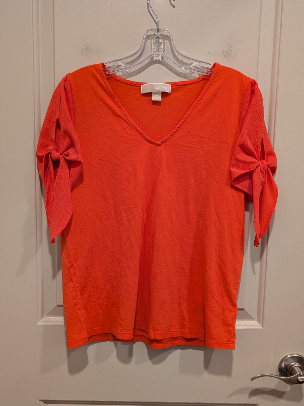 MICHAEL Michael Kors Coral V-Neck Knot-Sleeve Tee Medium